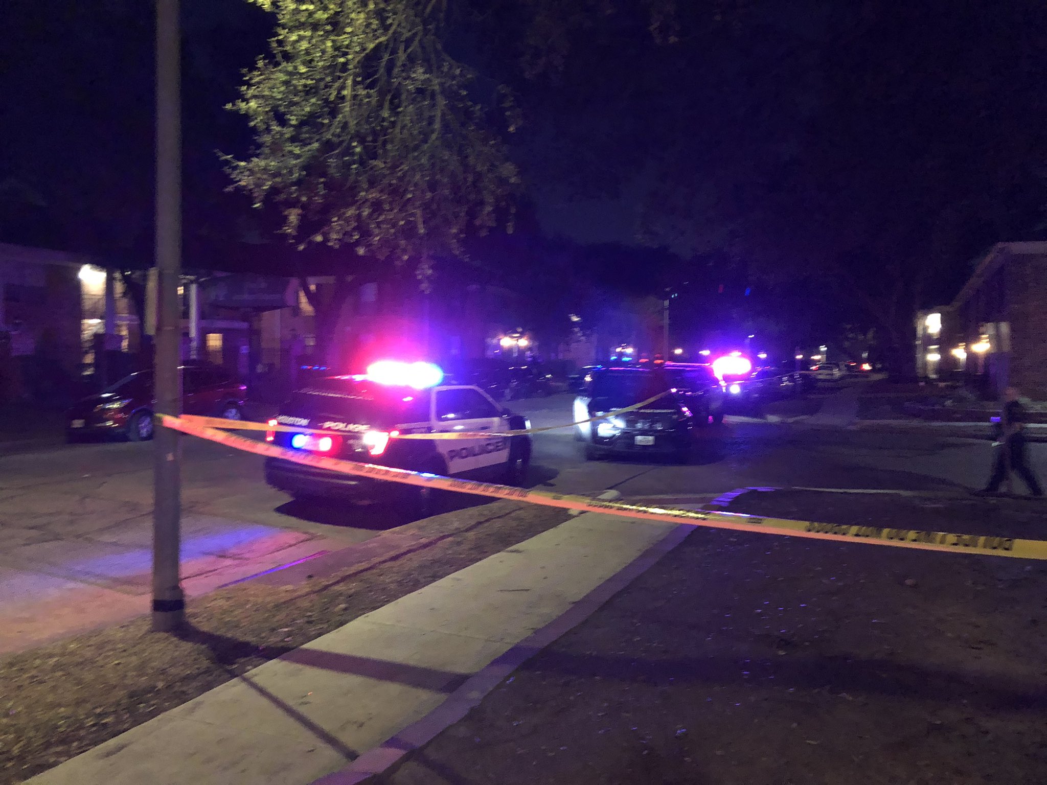 HPD: 2 people shot in drive-by outside SW Houston club