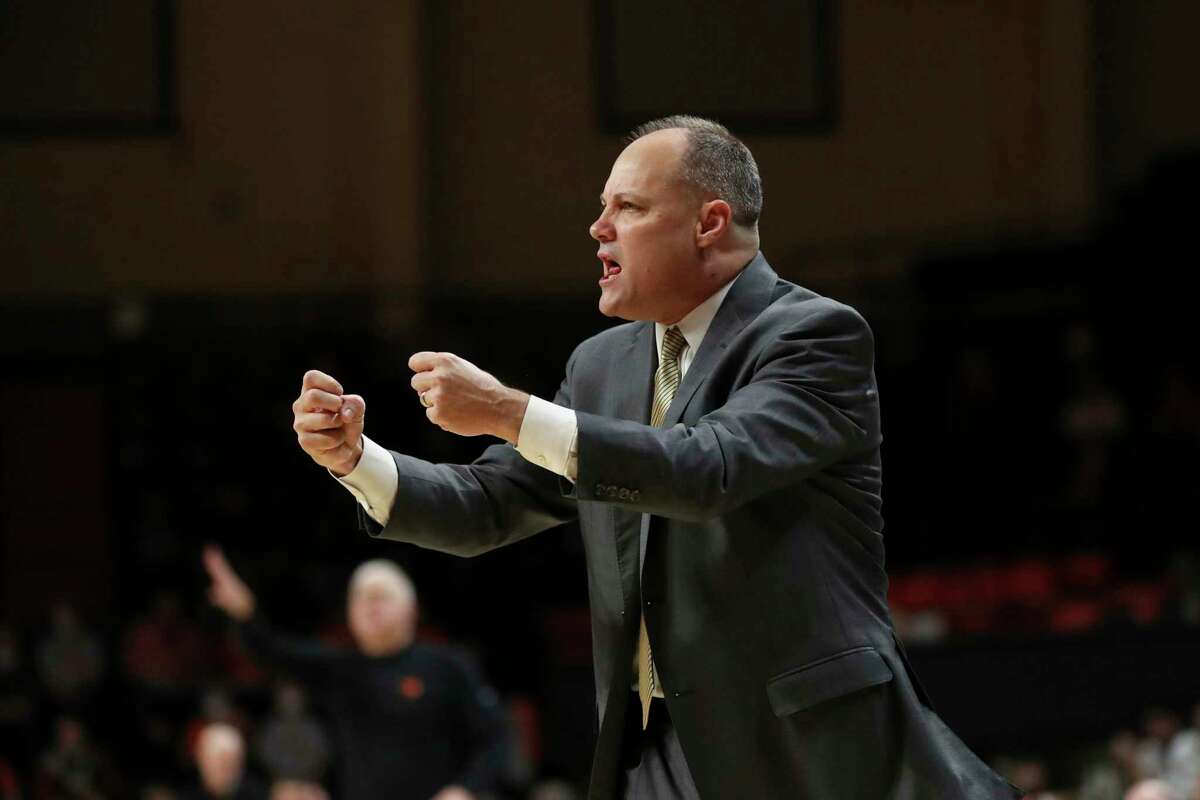 California coach Mark Fox calls out to players during the first half of an NCAA college basketball game against Oregon State on Wednesday, Feb. 9, 2022, in Corvallis, Ore. (AP Photo/Amanda Loman)