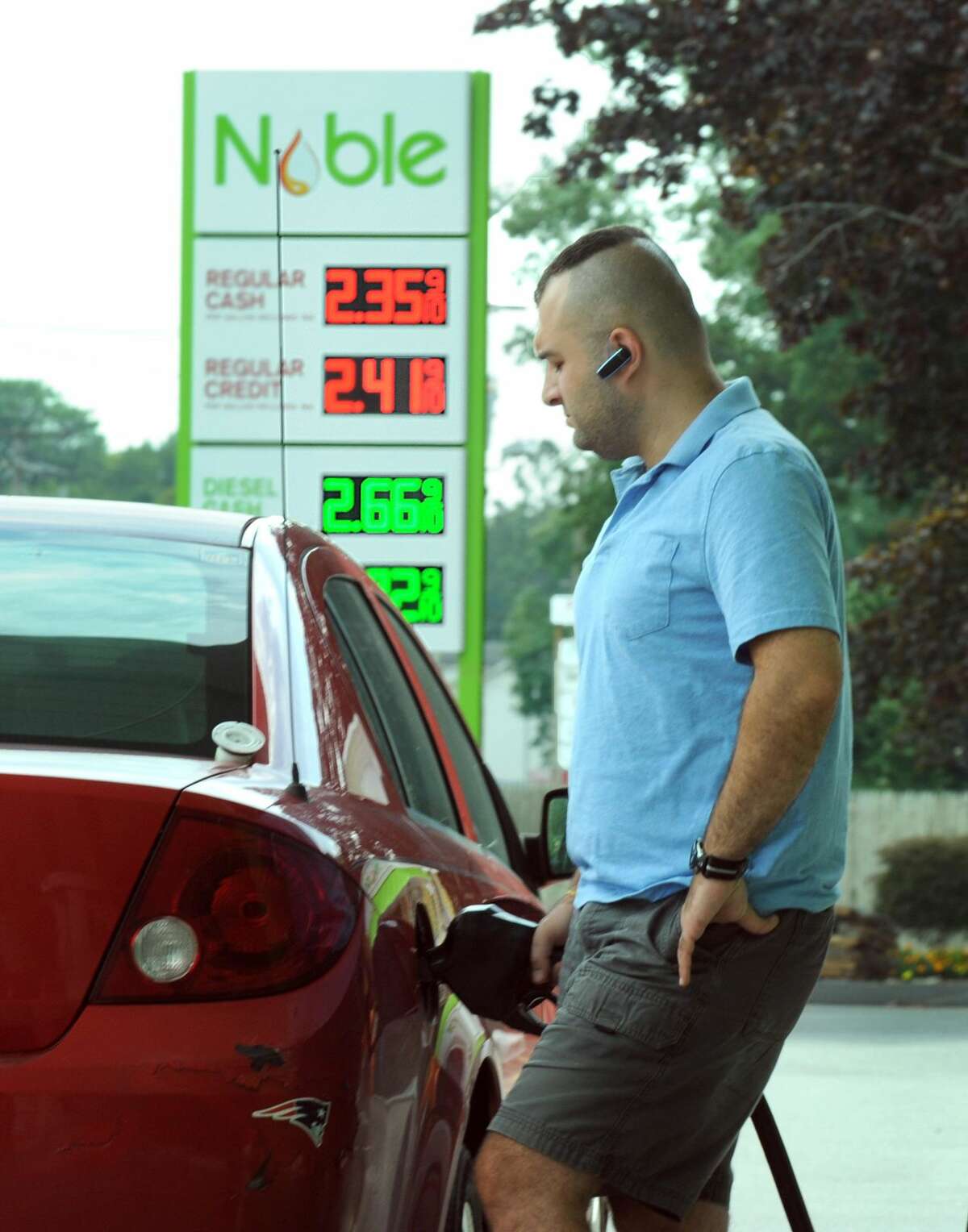 Come this fall, the price of gasoline could fall as much as 25 cents a gallon. AAA Northeast forecasts that the majority of motorists in Connecticut and across the Northeast and Mid-Atlantic region will likely see potential savings of up to 25 cents a gallon this fall compared with this summer’s prices.