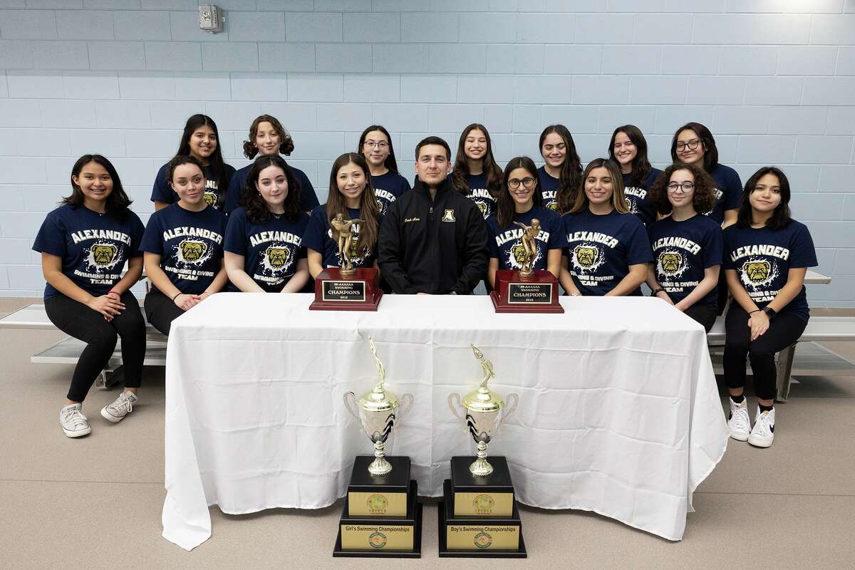 Alexander swimming, diving team sweeps regional titles