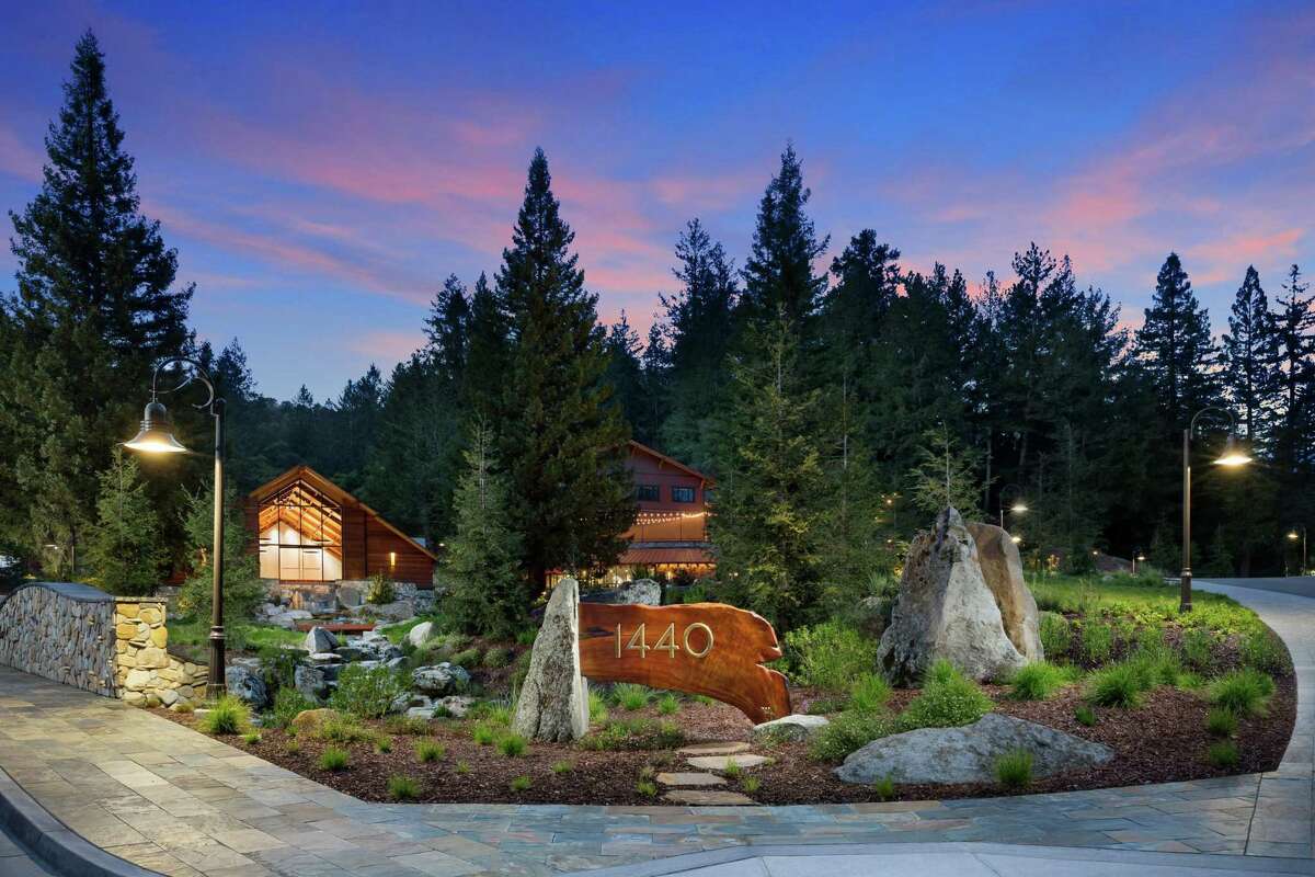 Salesforce将在斯科特谷(Scotts Valley)开设一个员工牧场，名为开拓者牧场(Trailblazer ranch)。这个牧场位于1440 multiuniversity，这是一个75英亩的牧场，靠近圣克鲁斯(Santa Cruz)，有一片红木森林、自然步道和团体烹饪班。