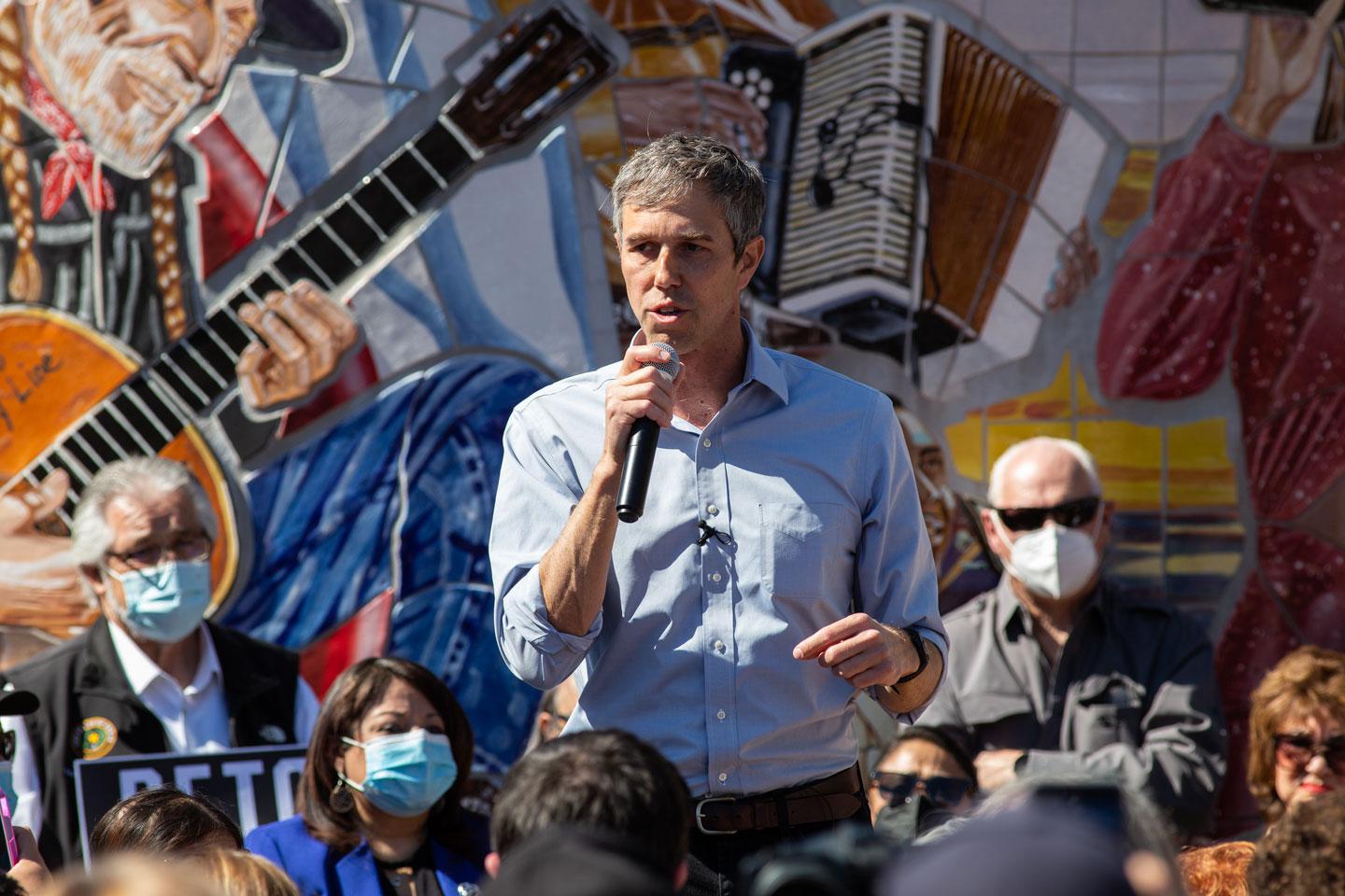 Gov. Greg Abbott and Beto O'Rourke fire away at each other in San Antonio - Vimarsana News