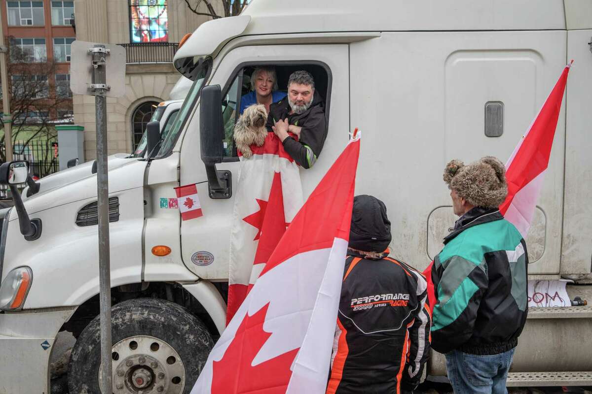 Manifestantes en el centro de Ottawa, Ontario, el viernes 11 de febrero de 2022, en Canadá, donde exigen el fin de los mandatos de vacunación y las restricciones de coronavirus. (Brett Gundlock/The New York Times)