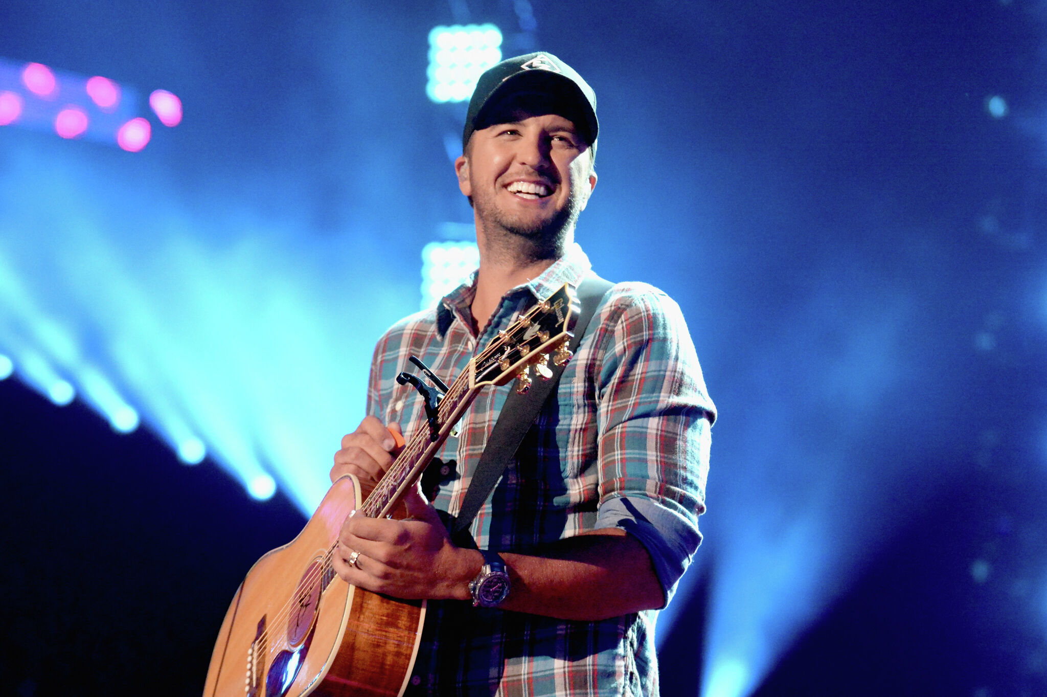 Luke Bryan sings 'Drink a Beer' with two fans at Hartford concert