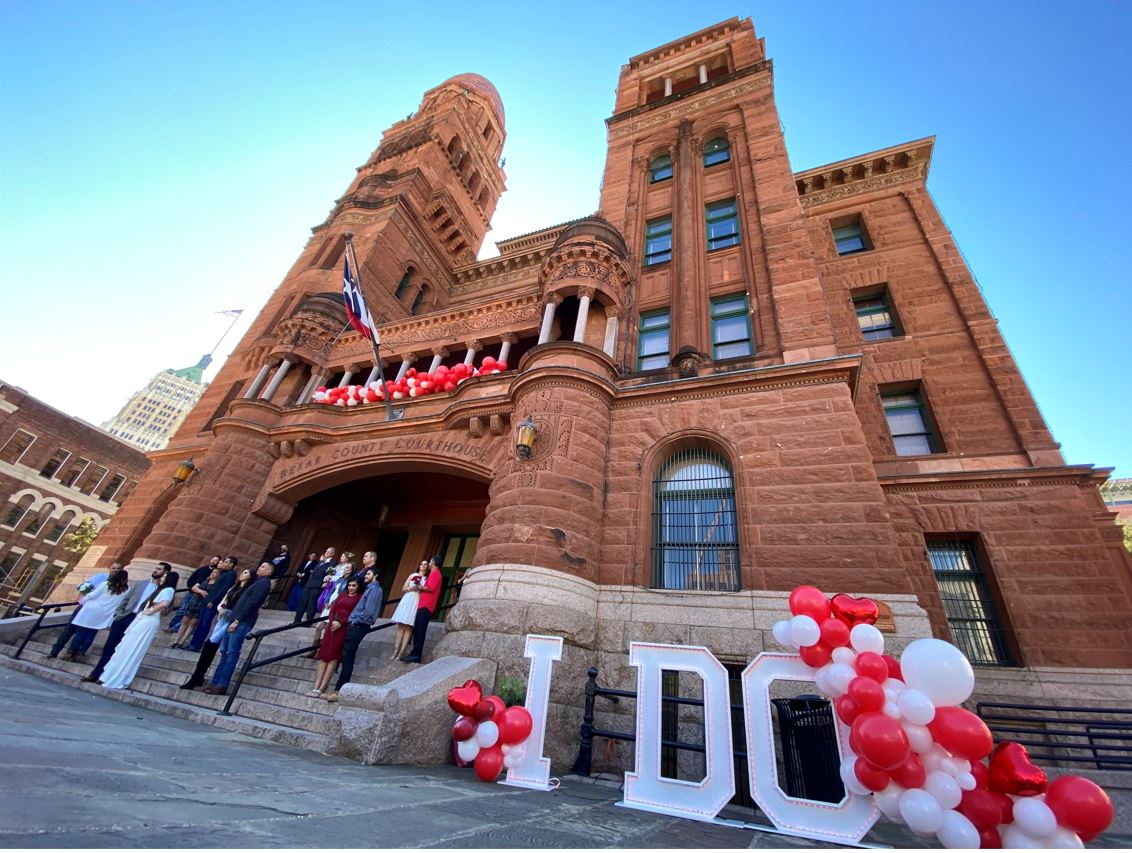 San Antonio couples celebrate Valentine's Day by getting hitched in free mass wedding - Vimarsana News