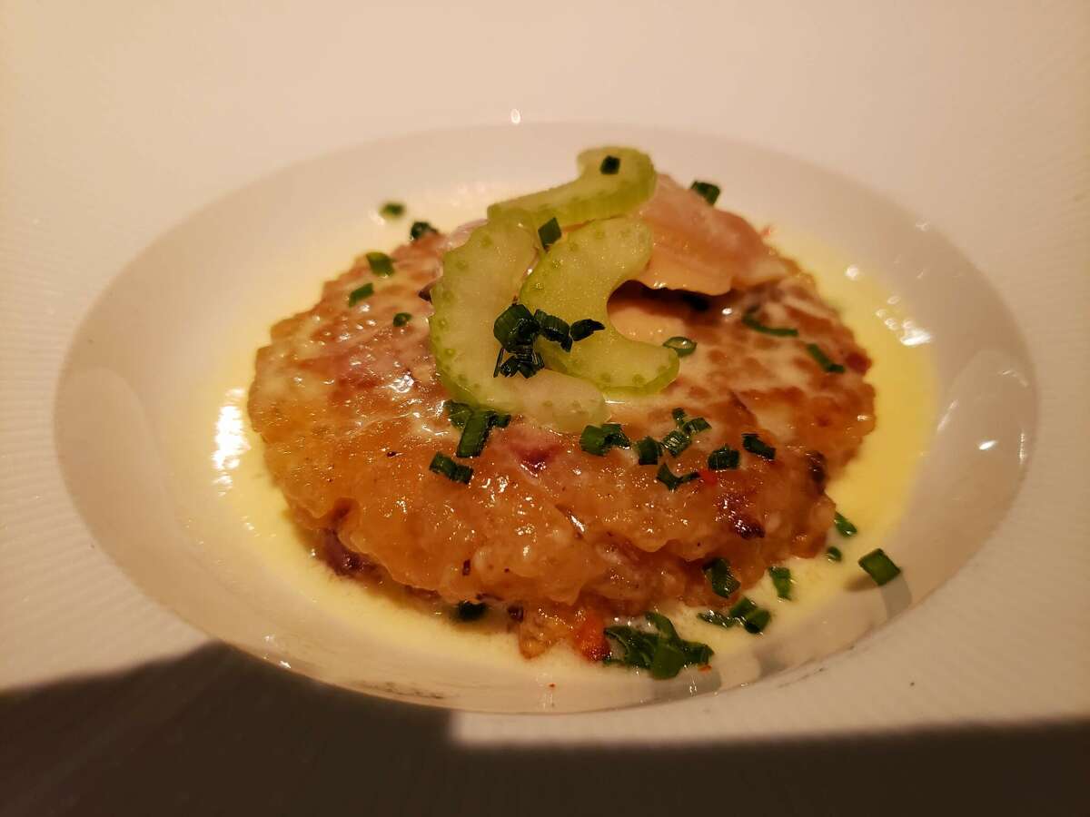 El pudín de tapioca con sabor a sopa de almejas era una isla de tapioca nacarada cubierta con tiernas rebanadas de apio y almejas peladas, rodeadas de una crema de salmuera.