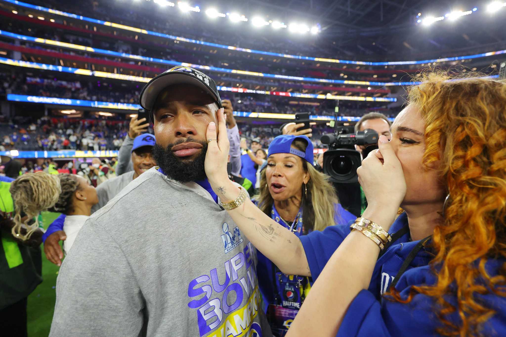 Rams' Van Jefferson's wife in labor leaves Super Bowl on stretcher - Los  Angeles Times