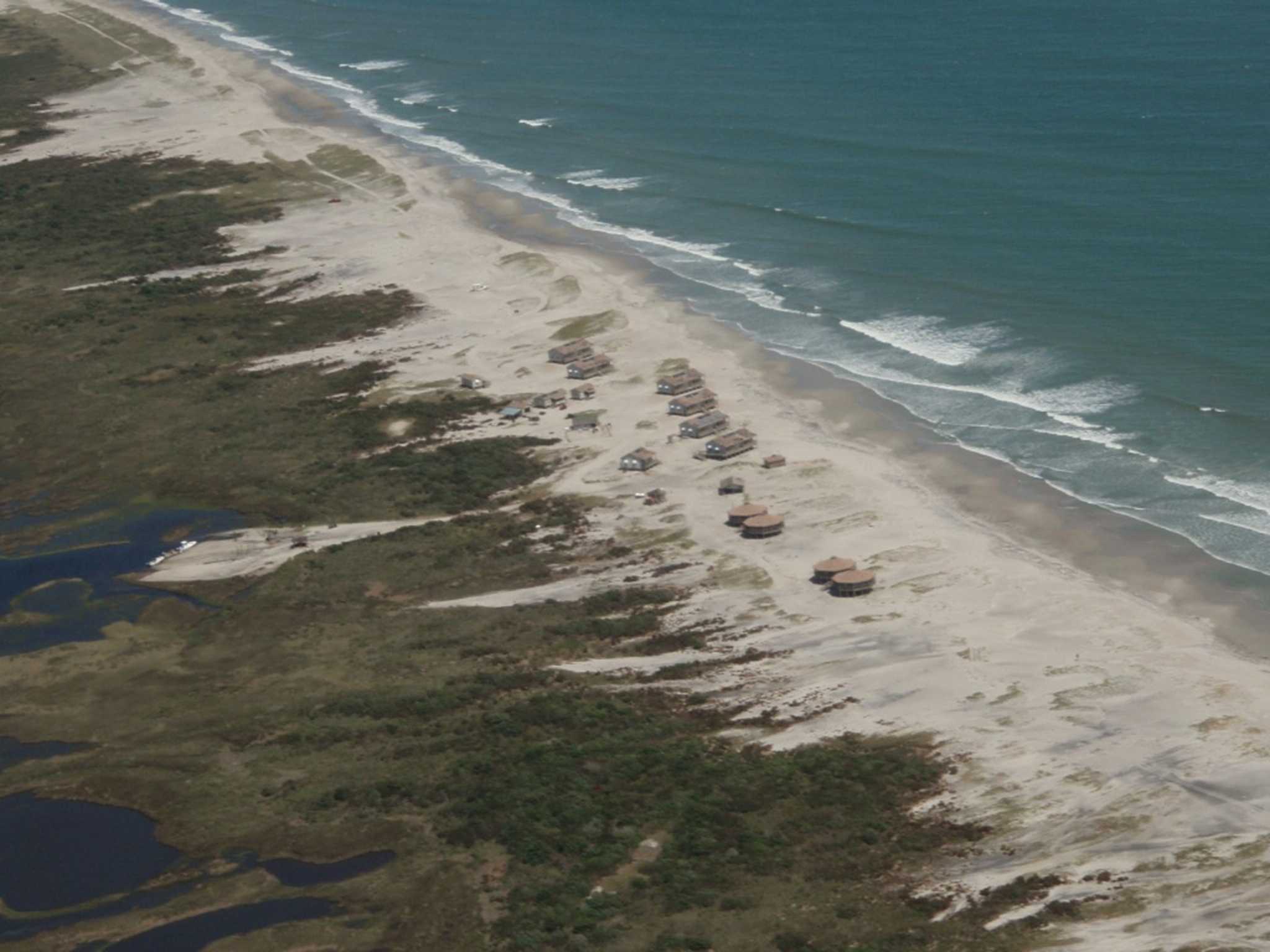 Plane with 8 aboard crashes off North Carolina; 1 body found - Vimarsana News
