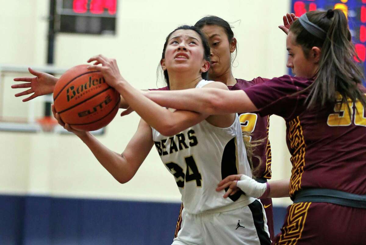 Edison forward Tayja Cao (34) is fouled by Harlandale post Savannah Garza (30) in the first half on Monday, Feb. 14, 2022 at the Alamo Convocation Center. Edison defeated Harlandale 57-56.