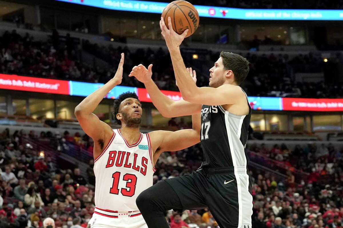 The Spurs’ Doug McDermott (17) shoots over the Bulls’ Tony Bradley during the first half Monday, Feb. 14, 2022, in Chicago.