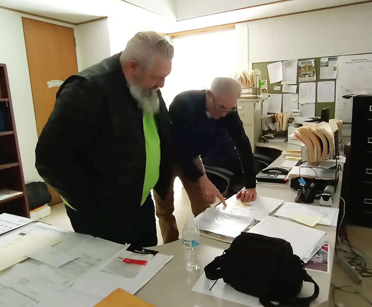 Supervisor Ernie Wogatzke, right, explains to new zoning administrator Larry Reed what the position entails. 