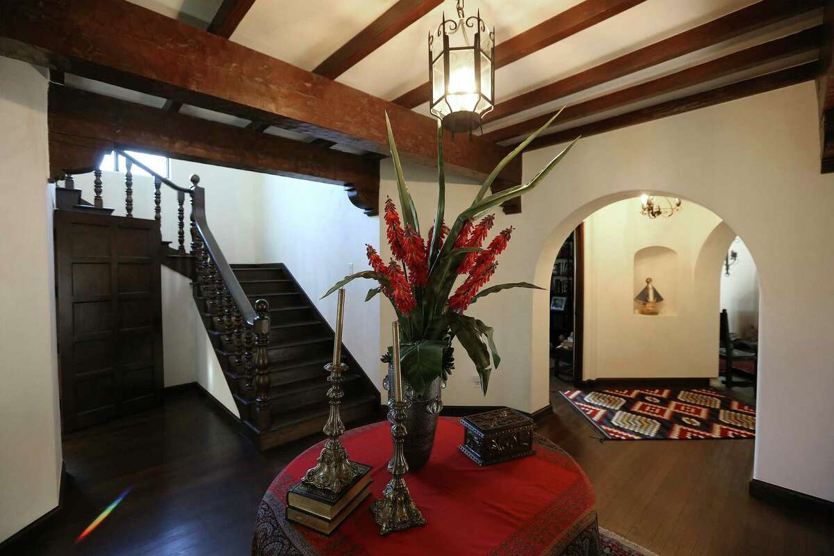 Ayres’ love of Spanish and Mexican architecture is apparent throughout the house, including the foyer where strikingly large wood beams trace the ceiling, each one bookended by decorative brackets.
