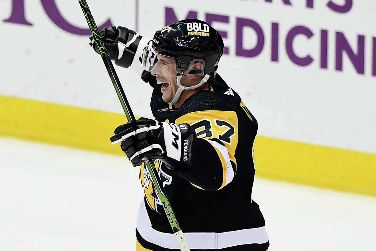 PITTSBURGH, PENNSYLVANIA - FEBRUARY 15: Sidney Crosby #87 of the Pittsburgh Penguins celebrates after scoring his 500th NHL goal during the first period against the Philadelphia Flyers at PPG PAINTS Arena on February 15, 2022 in Pittsburgh, Pennsylvania. (Photo by Emilee Chinn/Getty Images)