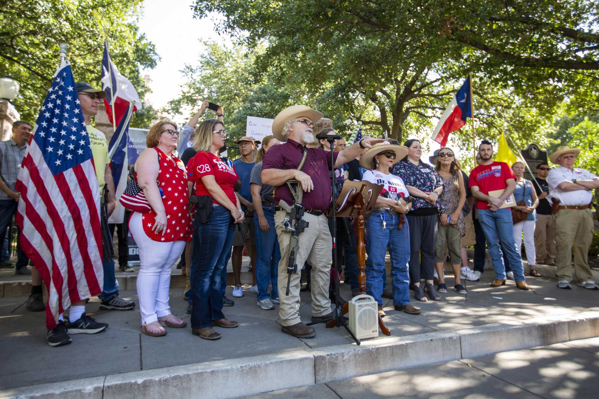 NRA defends Gov. Greg Abbott as gun-rights celebrities back a GOP rival - Vimarsana News