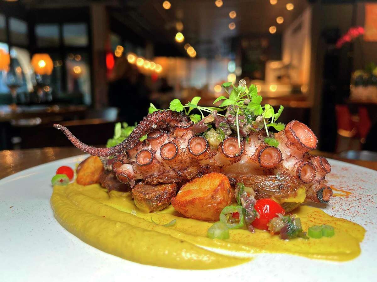 Caracatița carbonizată este servită cu cartofi, tapenadă de măsline și sos de huancaina la Botika, un restaurant peruvian-asiatic de la Pearl.