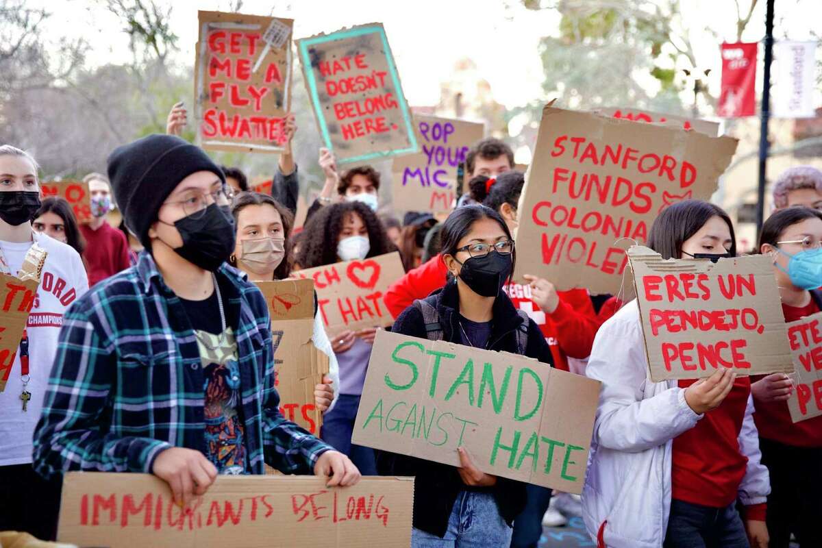 一群人抗议前副总统迈克·彭斯在斯坦福大学发表演讲。