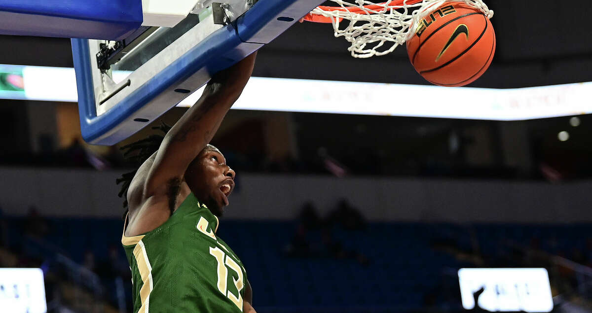 UAB guard Quan Jackson (13) dunks a shot in the first half during a college basketball game between the University of Alabama Birmingham Blazers and the Saint Louis University Billikens on December 04, 2021, at Enterprise Center, St. Louis, MO. (Photo by Keith Gillett/Icon Sportswire via Getty Images),