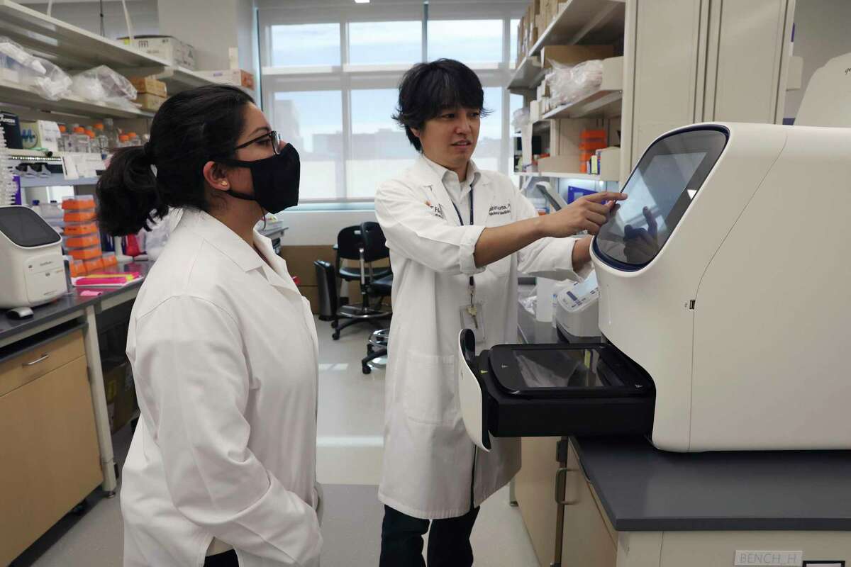 Masahiro Morita, a scientist at UT Health San Antonio, with graduate student Michelle Ramirez. UT Health has received $10.9 million for new research and faculty recruitment from the Cancer Prevention and Research Institute of Texas. Of the total, $1.05 million will support Morita’s research on obesity-induced liver cancer.