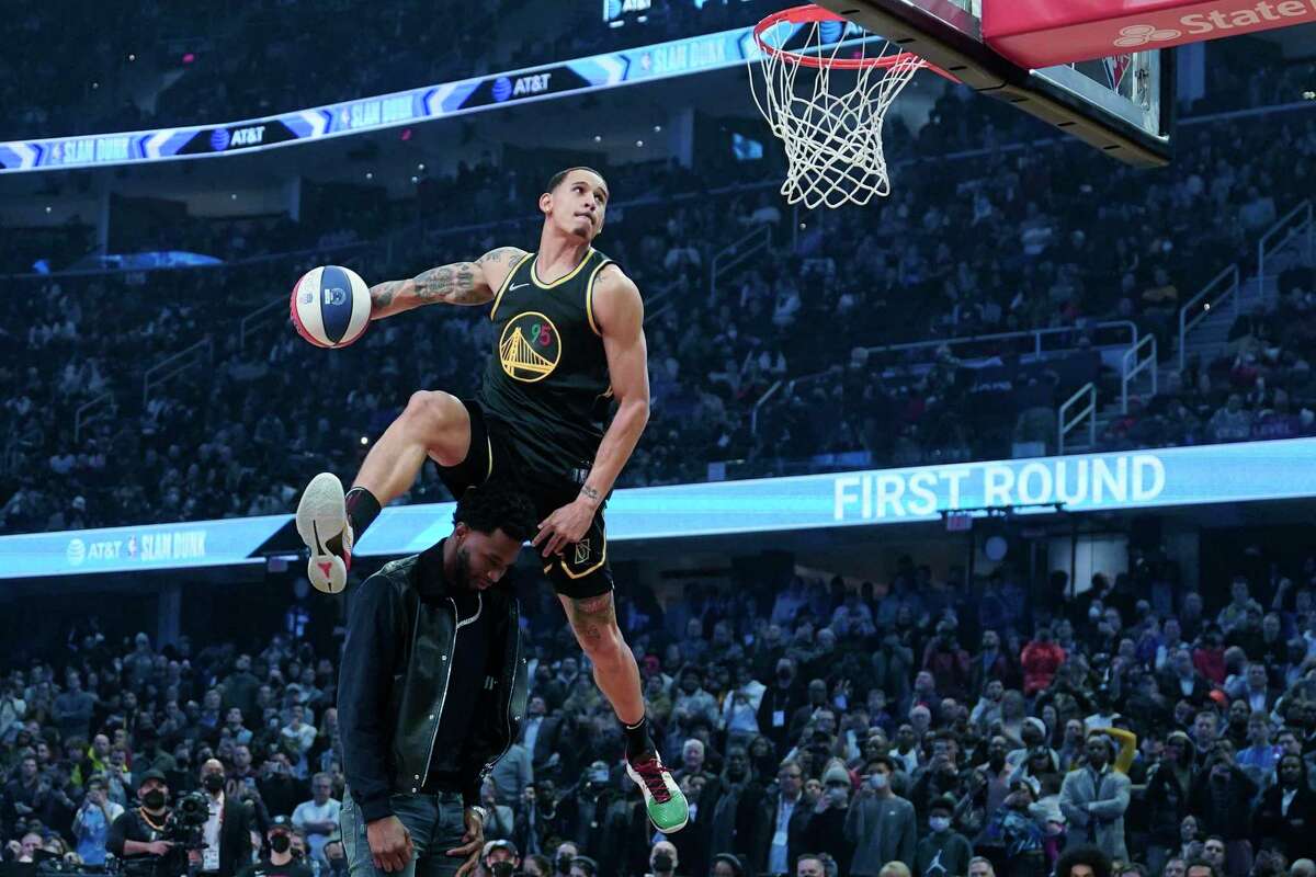 Juan Toscano-Anderson proudly displays his Mexican heritage at the 2022 NBA  Slam Dunk contest