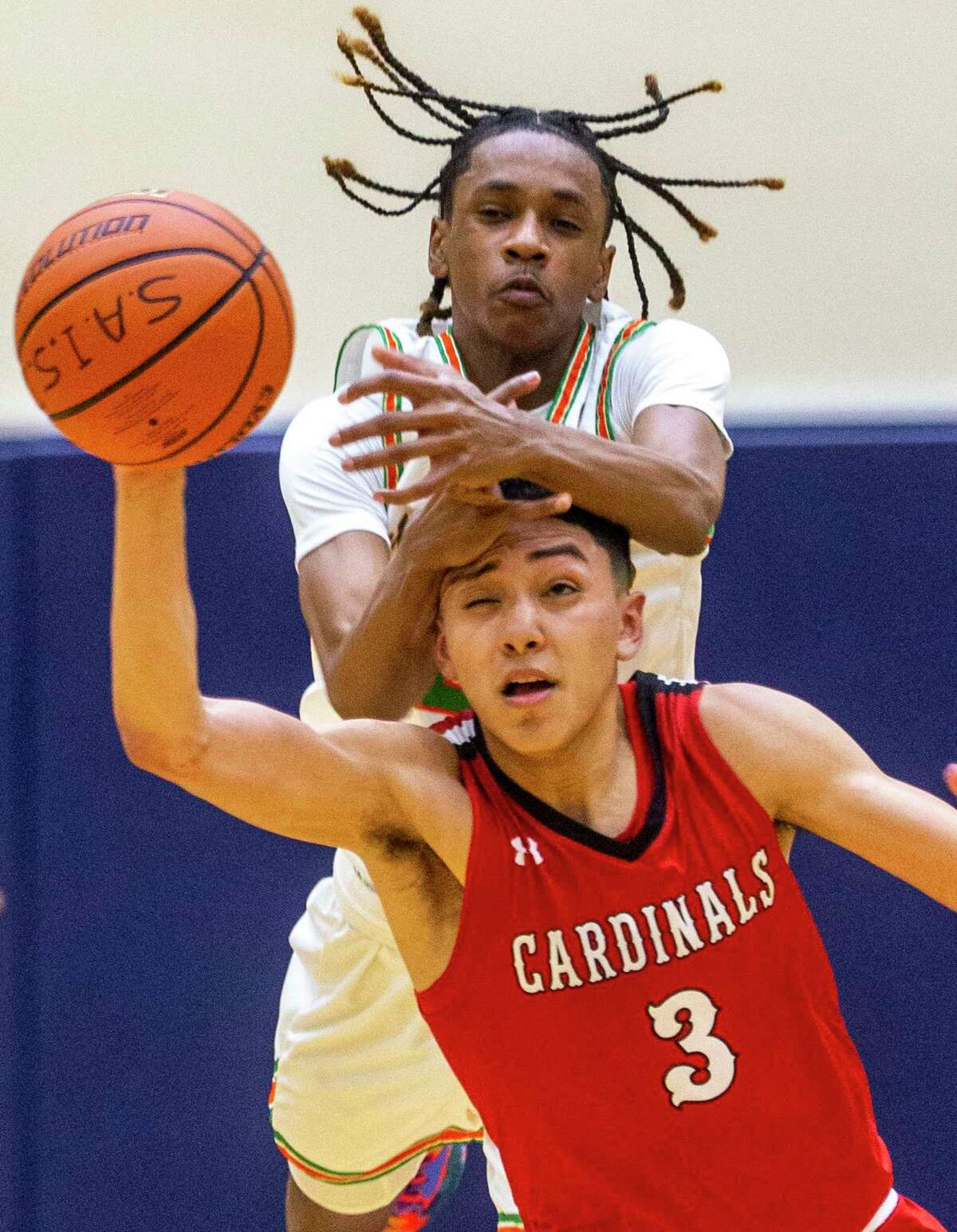 Southside’s Gabriel Hinojosa (3) and Sam Houston’s Caevion Sweeney battle for a loose ball on Monday, Feb. 21, 2022, during a Class 5A first-round playoff game at the Alamo Convocation Center. The Cardinals won and advance to the next round.
