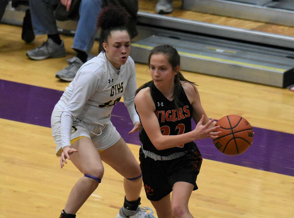 Edwardsville's Ellie Neath looks to pass to a teammate against O'Fallon during the fourth quarter of the Class 4A Joliet Central Sectional semifinals on Tuesday in Collinsville.