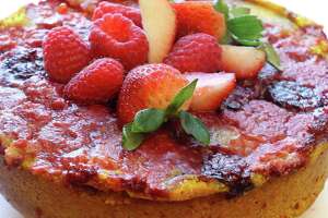 This vegan olive oil cake with berries is ideal for breakfast