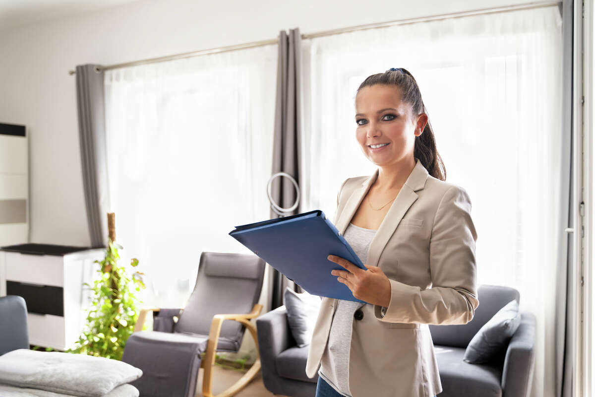 Property insurance. Счастливые люди в квартире. Ремонт зданий и сооружений. Приватизация. Человек в доме.