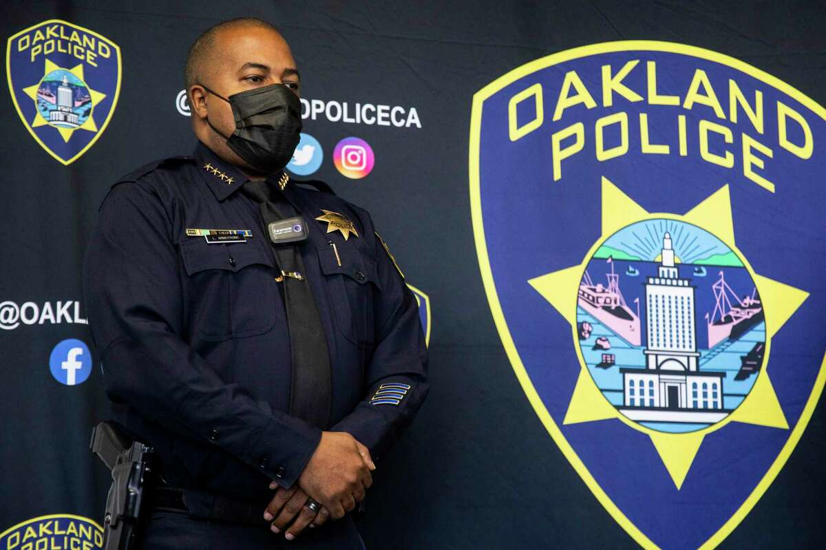 在这张资料照片中，奥克兰警察局局长勒朗·阿姆斯特朗于2021年12月27日星期一在加利福尼亚州奥克兰警察局总部举行新闻发布会。