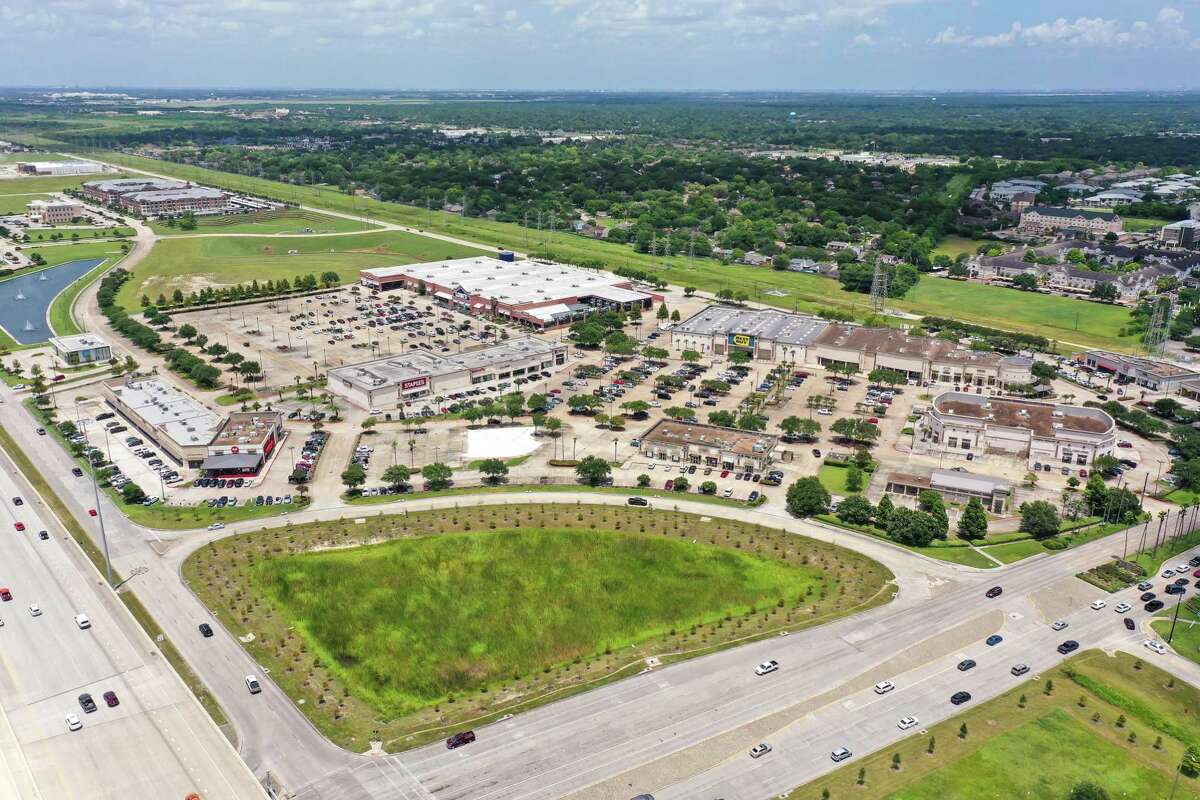 Gulf Coast Commercial Group plans renovations at Baybrook Passage Shopping Center in Webster. The Houston-based company purchased the 189,334-square-foot center at 19425 Gulf Freeway from Passage Realty.
