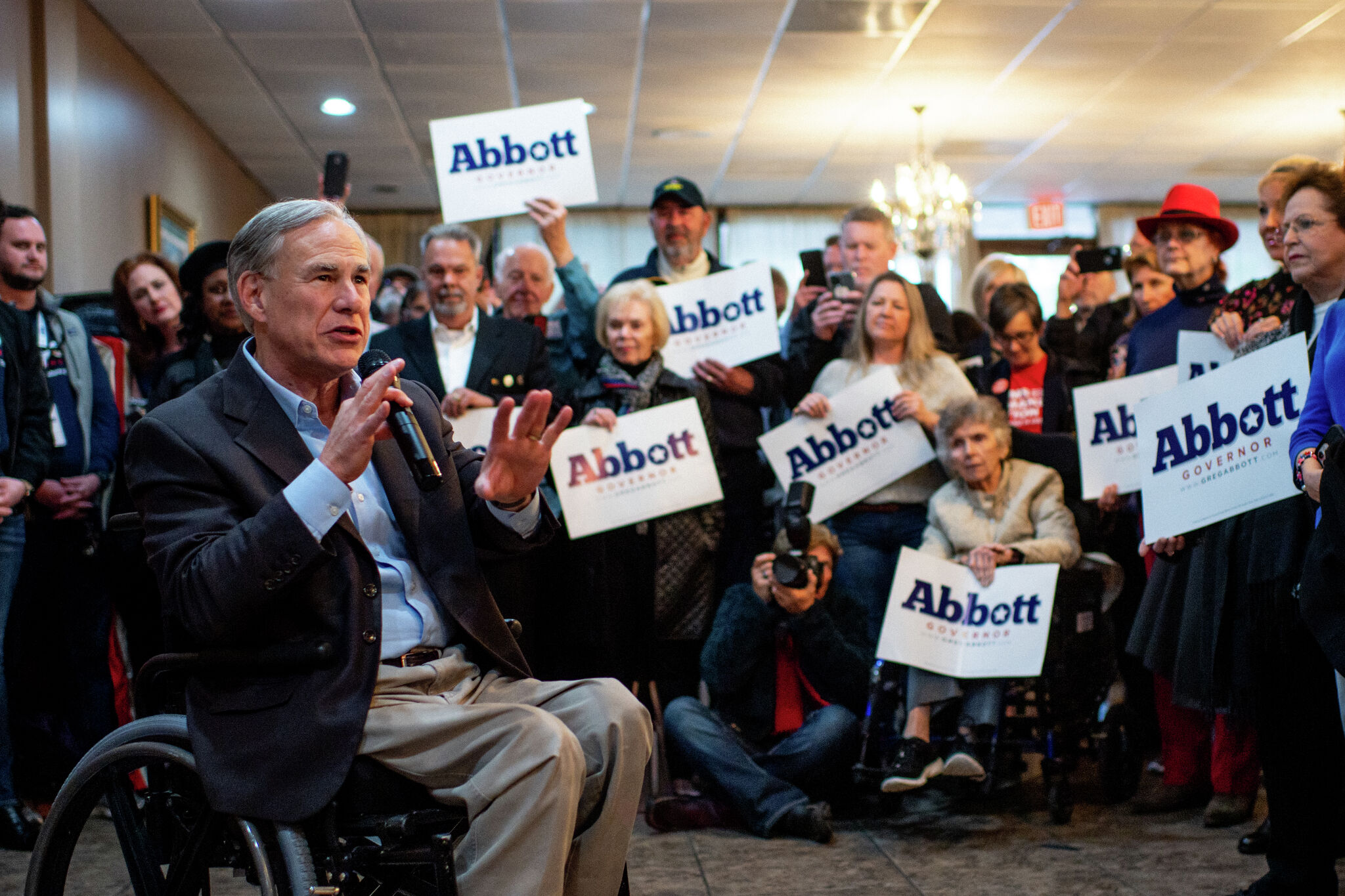 Abbott outraises O'Rourke in latest funding report - Vimarsana News