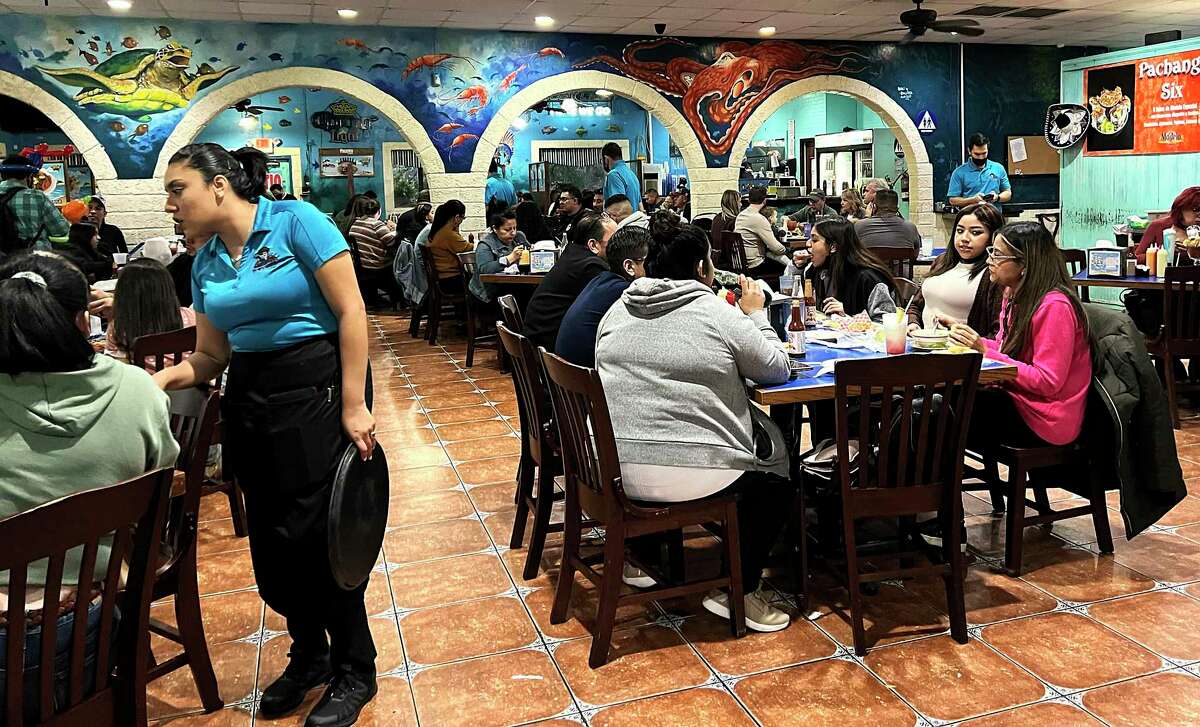 El Bucanero este un restaurant mexican cu fructe de mare pe Blanco Road.