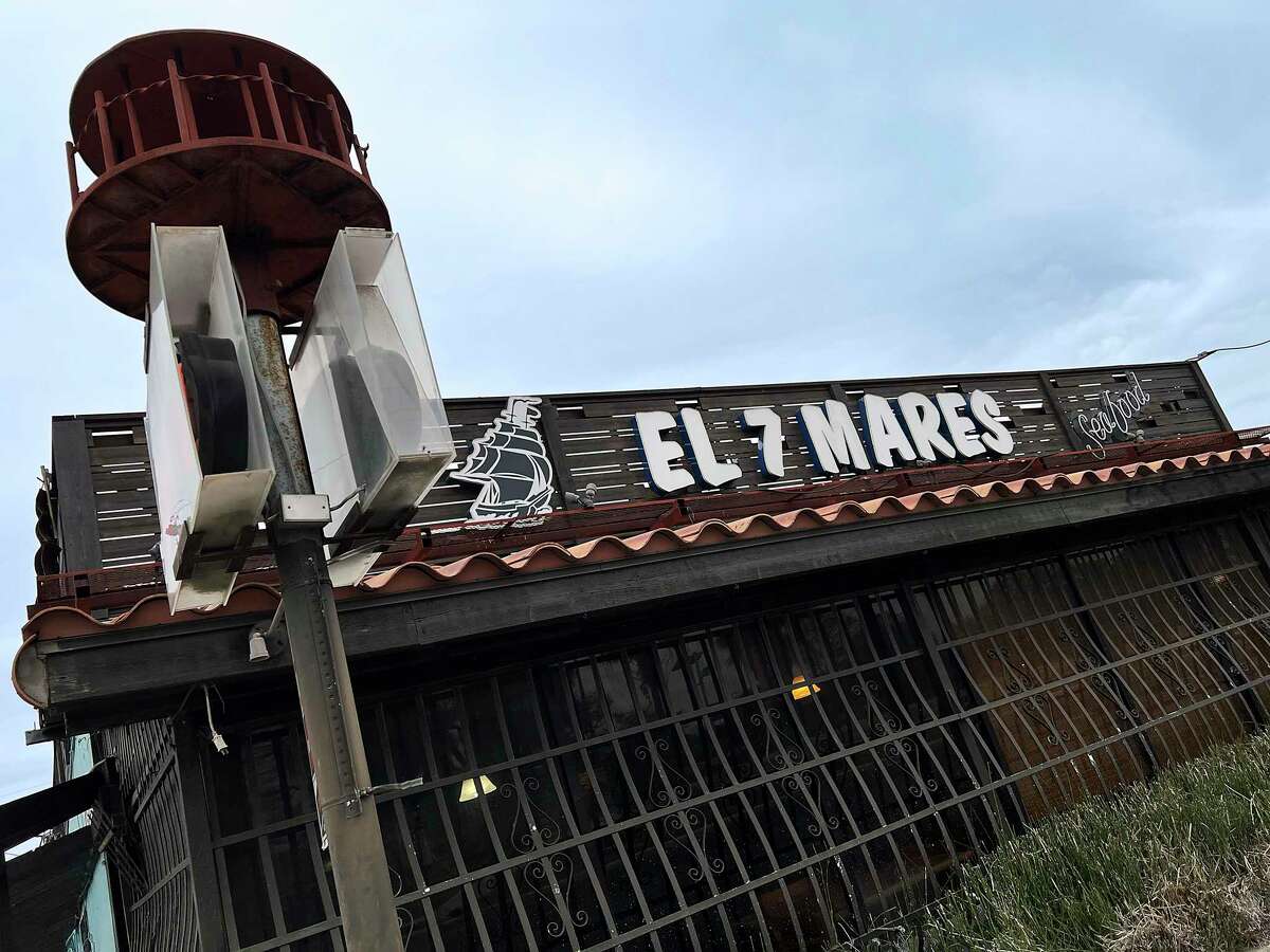 El Siete Mares este un restaurant mexican cu fructe de mare de pe strada West Commerce.