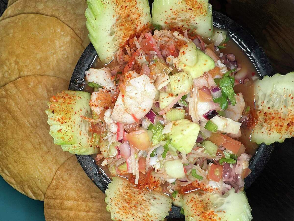 Molca campechana este un ceviche cu fructe de mare amestecate de pește, creveți, caracatiță și multe altele la El Bucanero, un restaurant mexican cu fructe de mare de pe Blanco Road.