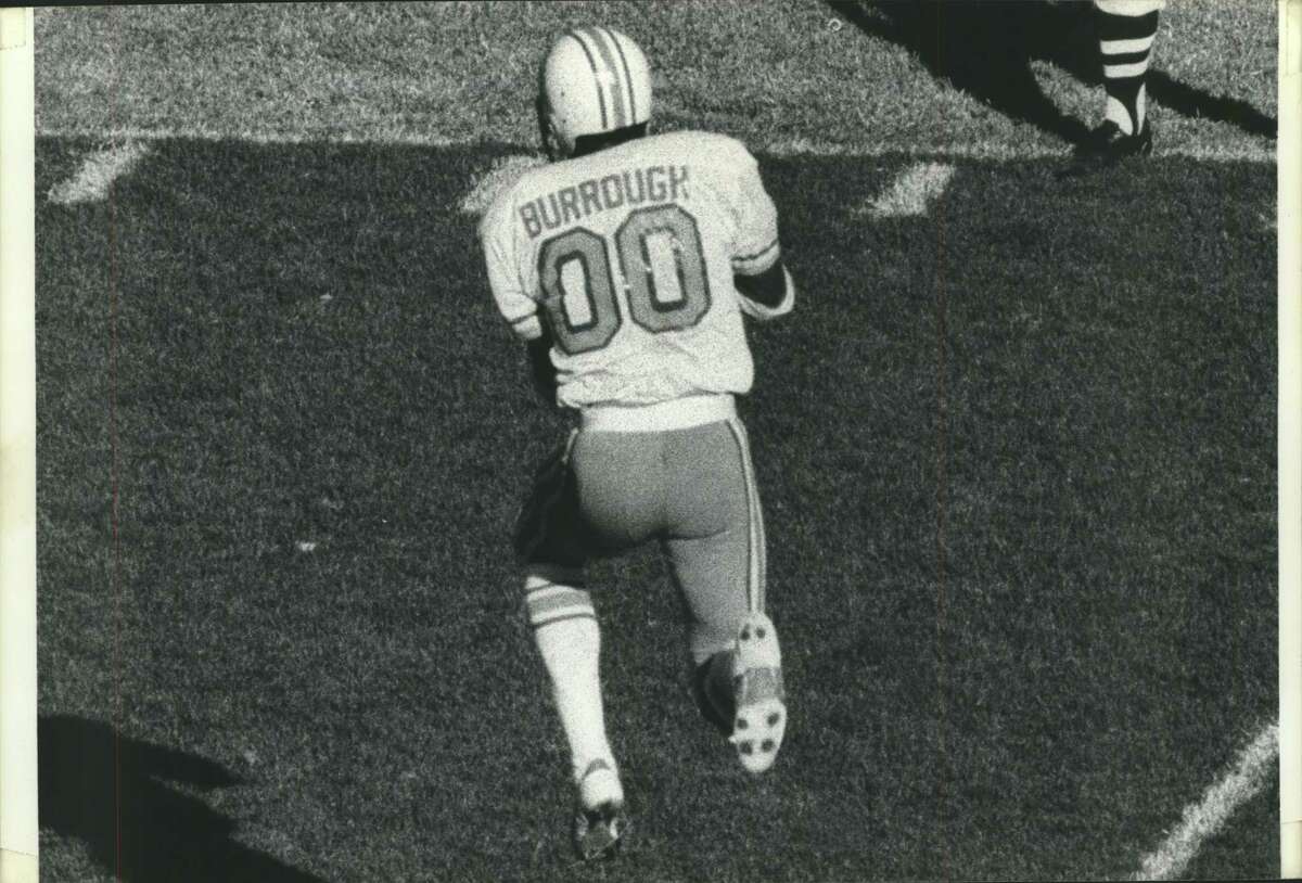 Houston Oilers' Ken Burrough makes a leaping catch.