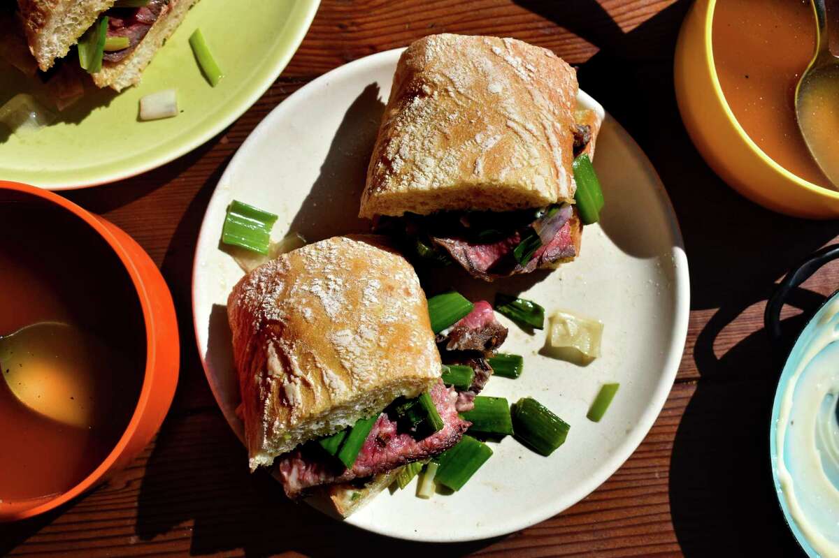 这个Pho 'rench蘸酱三明治是用快速烤熟的牛排和小葱填充的。