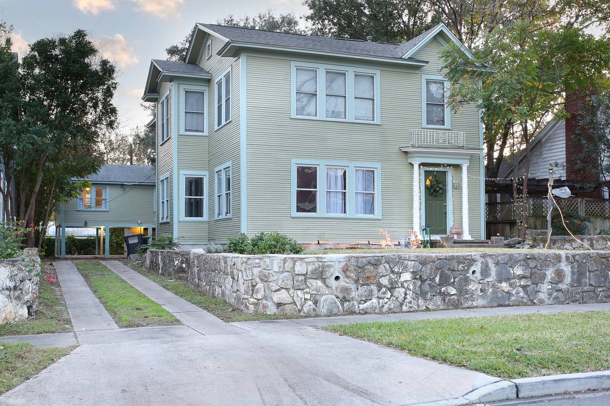 Guess the rent of this San Antonio twobedroom home near Woodlawn Lake