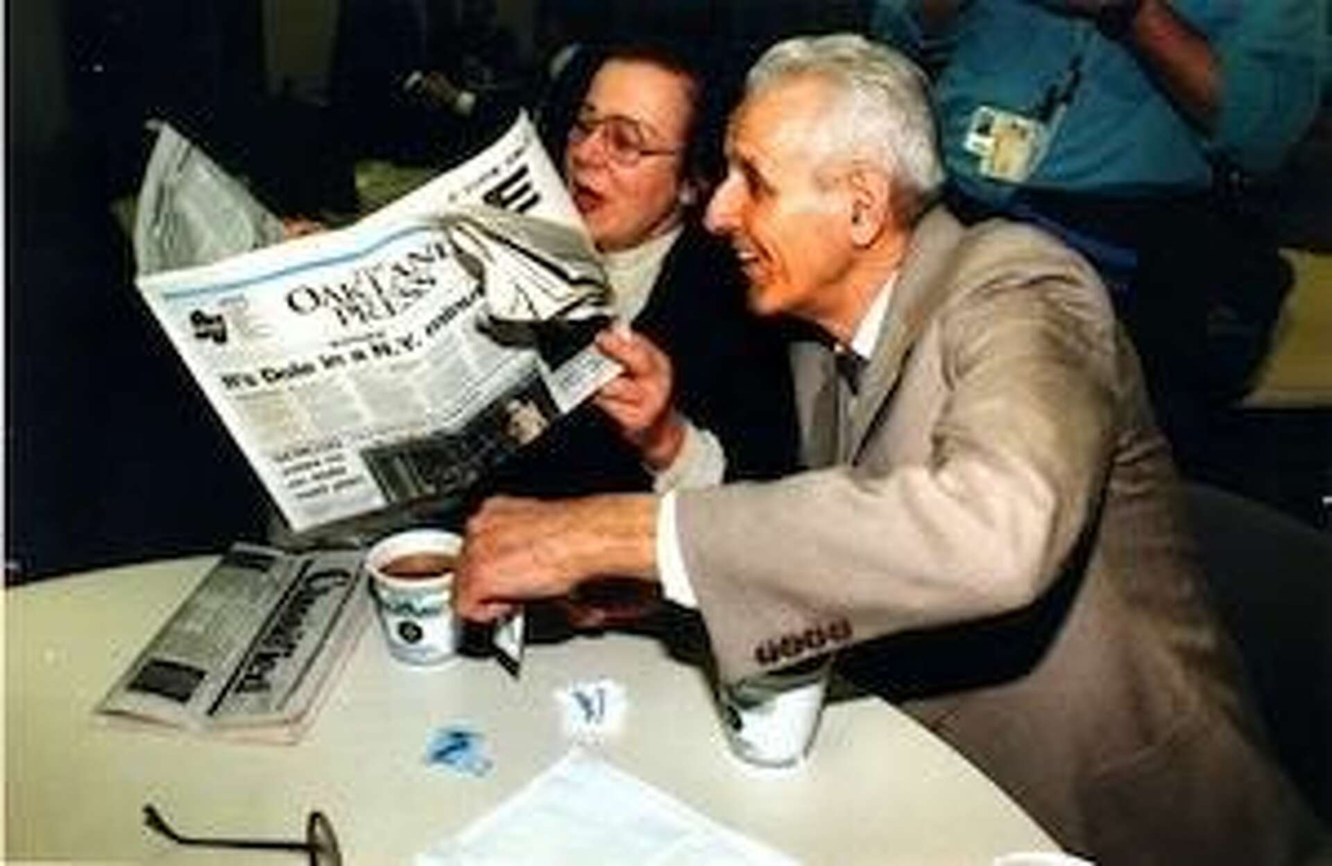 Jack kevorkian suicide machine hi-res stock photography and images - Alamy, image size:1920x1248