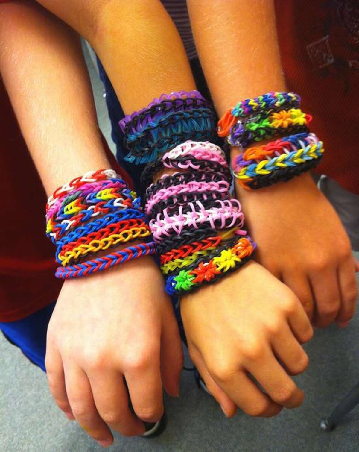 It's like a rainbow - Rubber band bracelets for young set come in