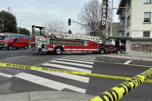 奥克兰消防局的云梯卡车撞进大楼，三名战斗机受伤