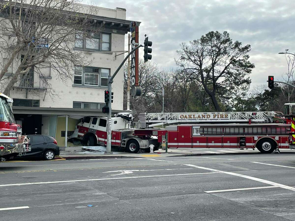 周六，一辆消防车撞上了奥克兰梅里特湖附近的一栋公寓楼，撕裂了一楼的入口通道，三名消防员受伤。