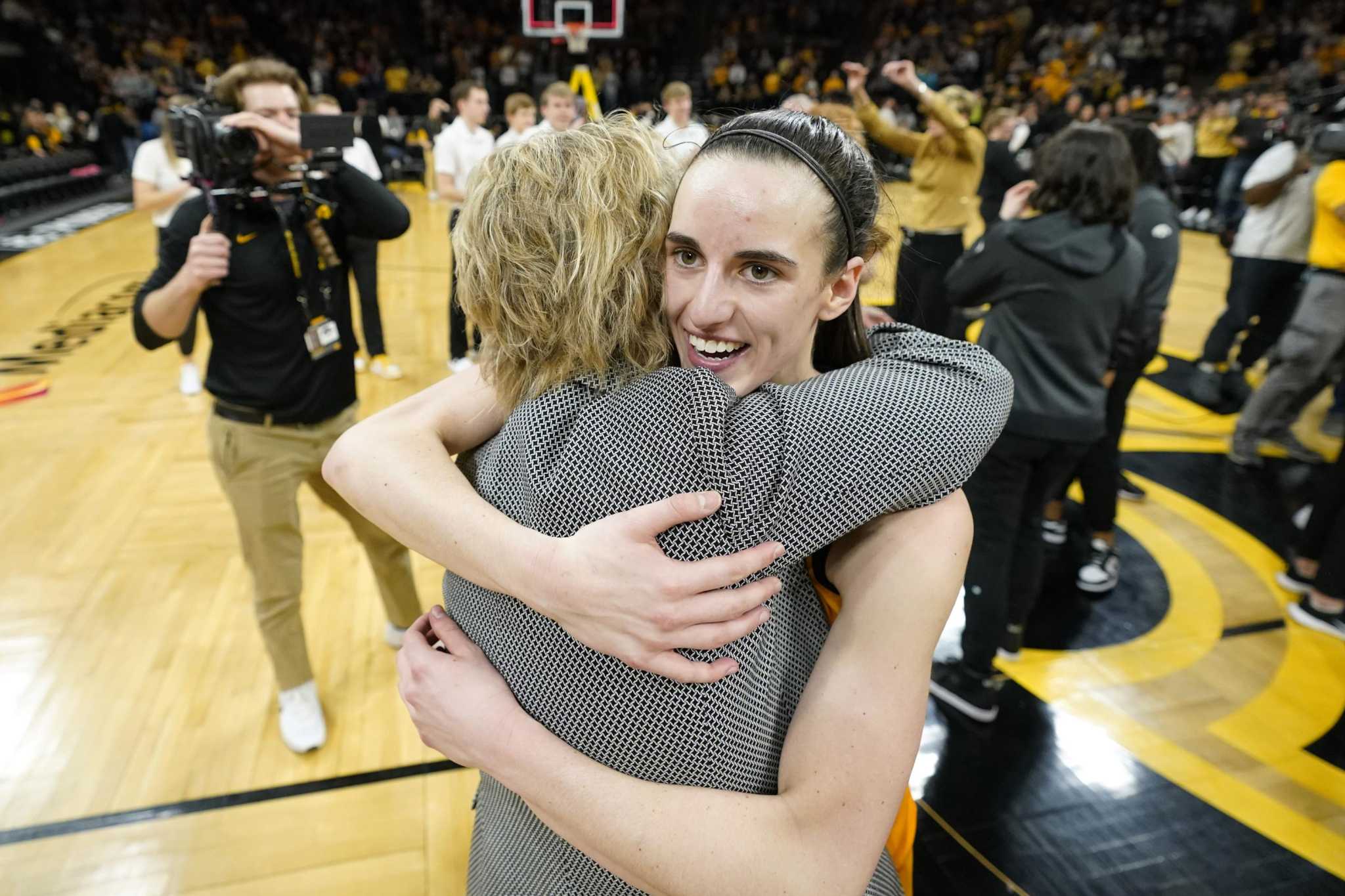 Caitlin Clark scores 38 points, leads No. 21 Iowa women over No. 6 Michigan