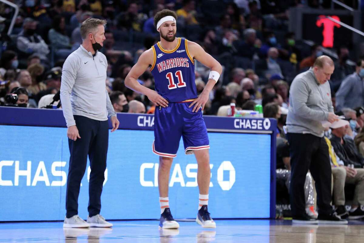 Golden State Warriors' Klay Thompson reacts to a cold shooting spell while talking to head coach Steve Kerr in 2nd quarter against New York Knicks during NBA game at Chase Center in San Francisco, Calif., on Thursday, February 10, 2022.