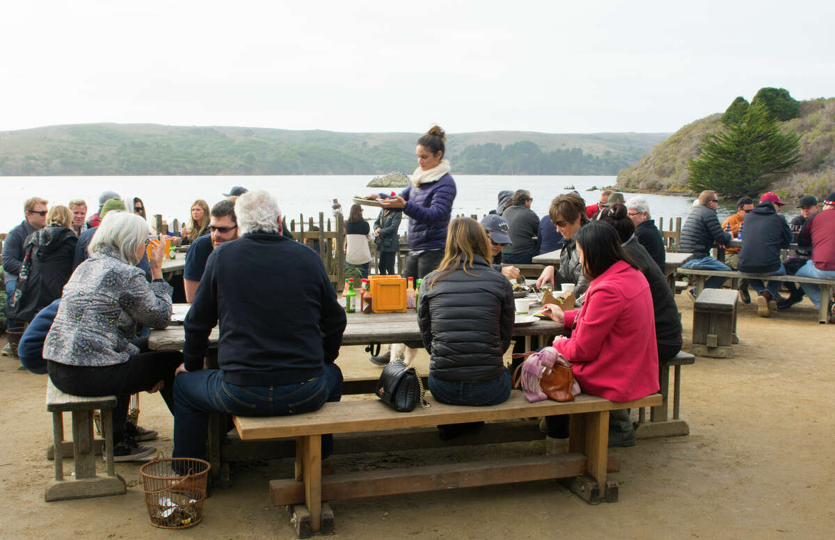 Masa comunală, acum o relicvă a trecutului, la Hog Island Oyster Co. în Marshall, California.