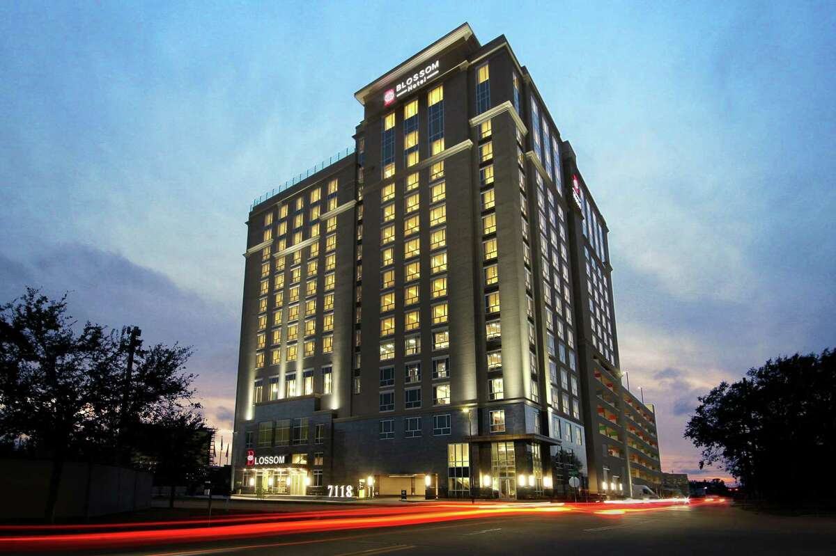 Luxury Hotel Near PNC Stadium - Magnolia Houston