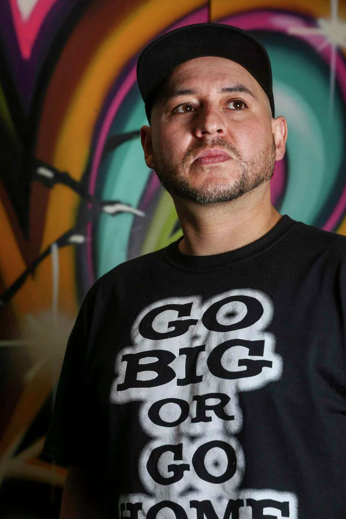 Tatoueur Richard "GROS" Lopez est photographié dans sa boutique Pleasant Dreams Co. à San Antonio, Texas, le 17 février 2022. Lopez est l'un des tatoueurs de San Antonio qui lancent des plateformes NFT pour vendre leur art sous forme de jetons numériques.