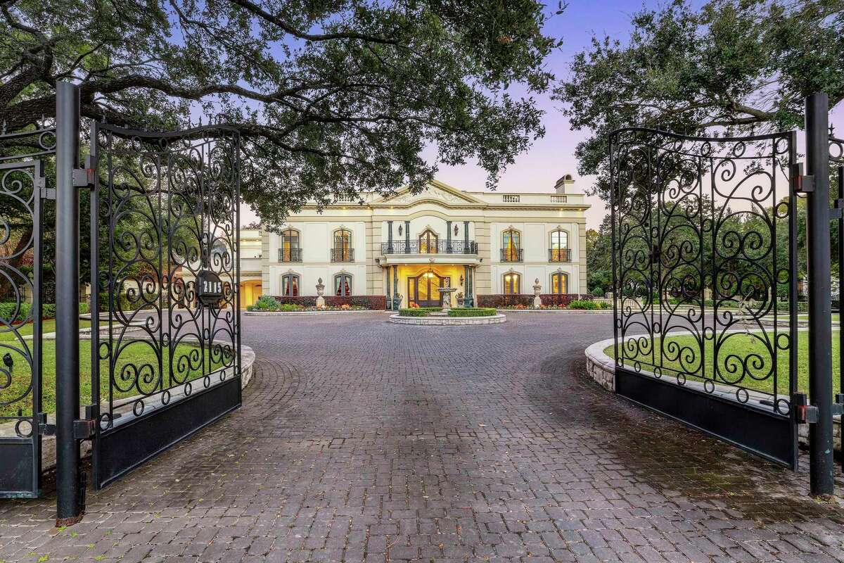 The River Oaks Boulevard home once owned by Baron Ricky di Portanova has sold for $16 million. Guests are greeted with an iron gate and grand entrance.