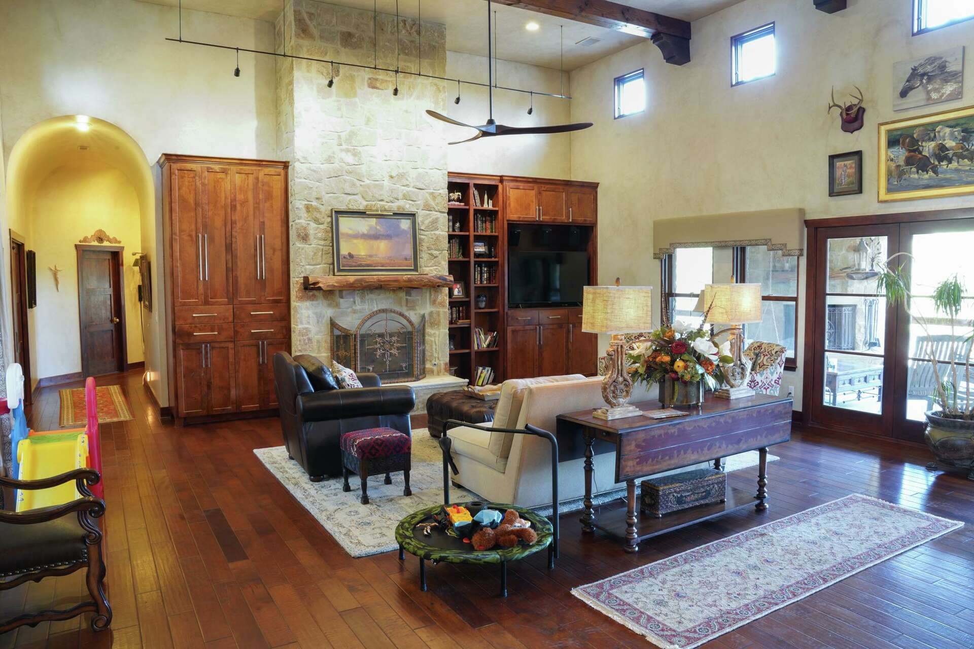 A softly lit living room where warm lamp light creates a cozy and relaxing  atmosphere 🛋️💡✨, image size:1920x1280