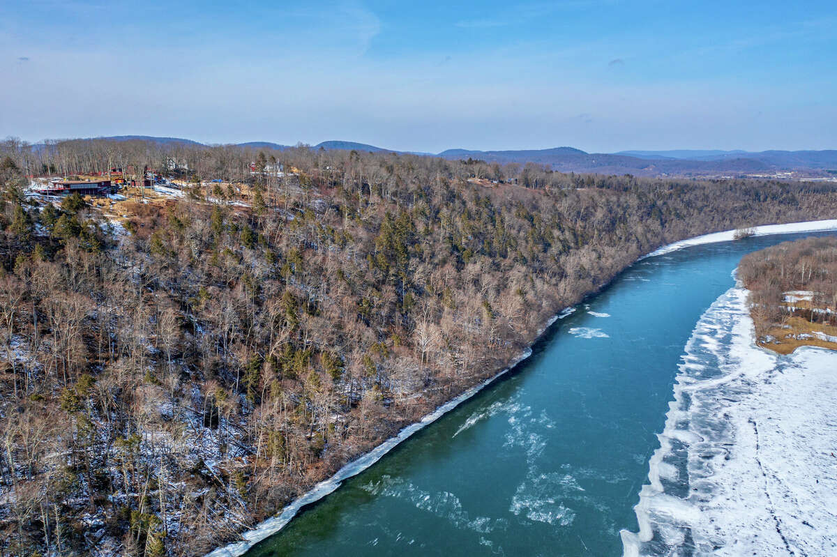 New Milford estate with 8 buildings on Lake Lillinonah listed for 2.1M