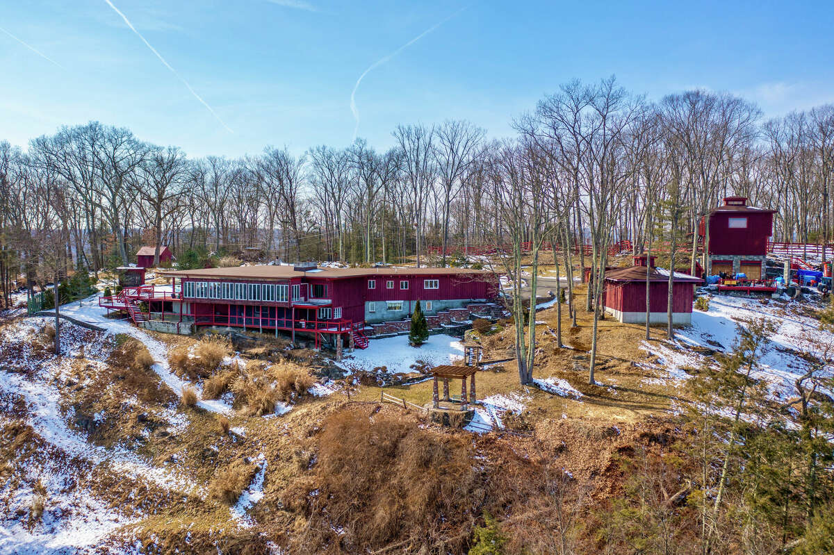 New Milford estate with 8 buildings on Lake Lillinonah listed for 2.1M