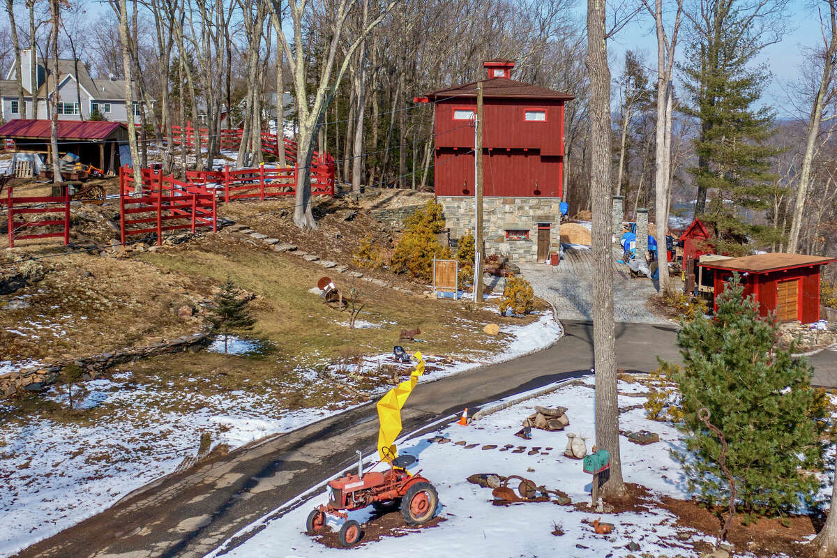 New Milford estate with 8 buildings on Lake Lillinonah listed for 2.1M